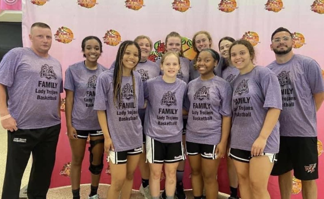CoachJoeyB_'s tweet photo. Finished our last Run For The Roses tournament with the 2023 team. Love this team like no other . Finished 4-2. Made some great memories . @KaelaBallard126 @ella_koralia @ellieheidpcs @Dahja1011 @TingleAshlyn @mayamandy2 @makyrabeach1 @Kells_Ian @Isaiah34_3 @LouLadyTrojans https://t.co/F8DsFZwE1Z