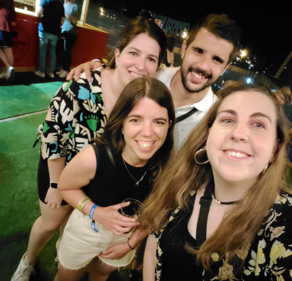 _NuriaQuero's tweet photo. mira, pues suerte que tengo amigos que se atreven a pedir fotos porque sino, no tendría una con @percebesygrelos 🤍 https://t.co/bn9mBwGlDB