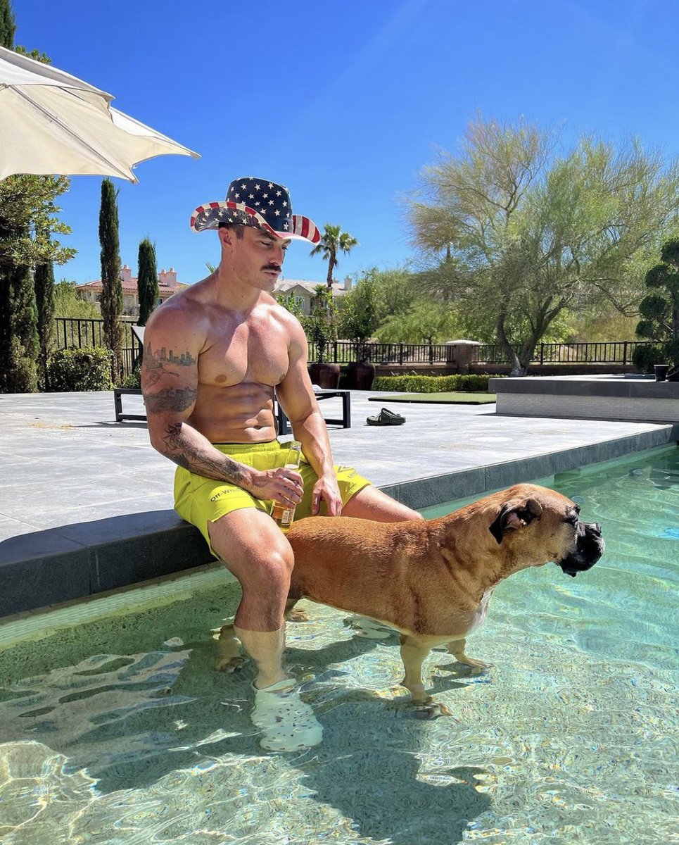 keptbboy's tweet image. Mostacho man.