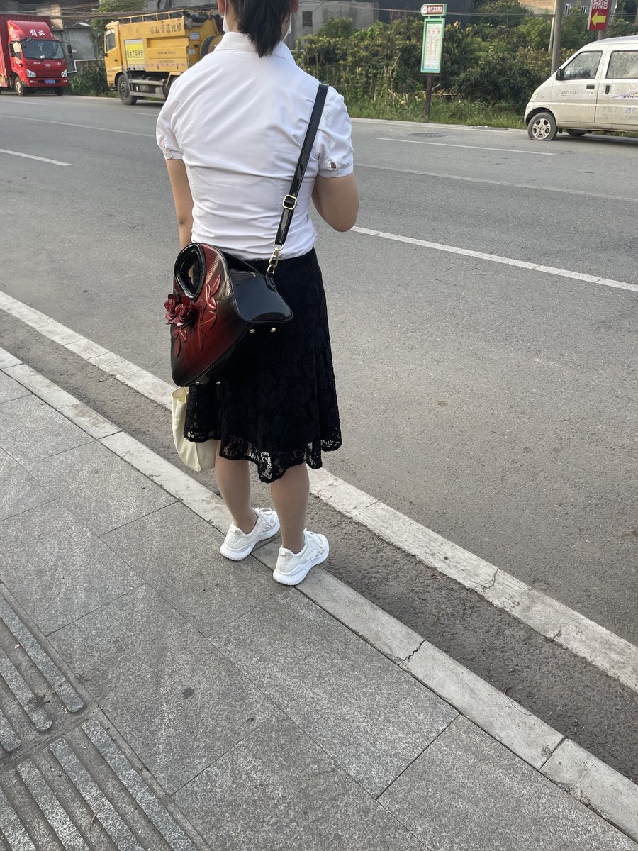SiwaBoy7's tweet photo. 你说巧不巧，今天又碰上了 #丝袜少妇 #街拍美腿 #少妇 #人妻反差 #熟女 #丝袜脚底 #扫楼 #扫楼打胶 #打胶 https://t.co/TgkAg6TIBu