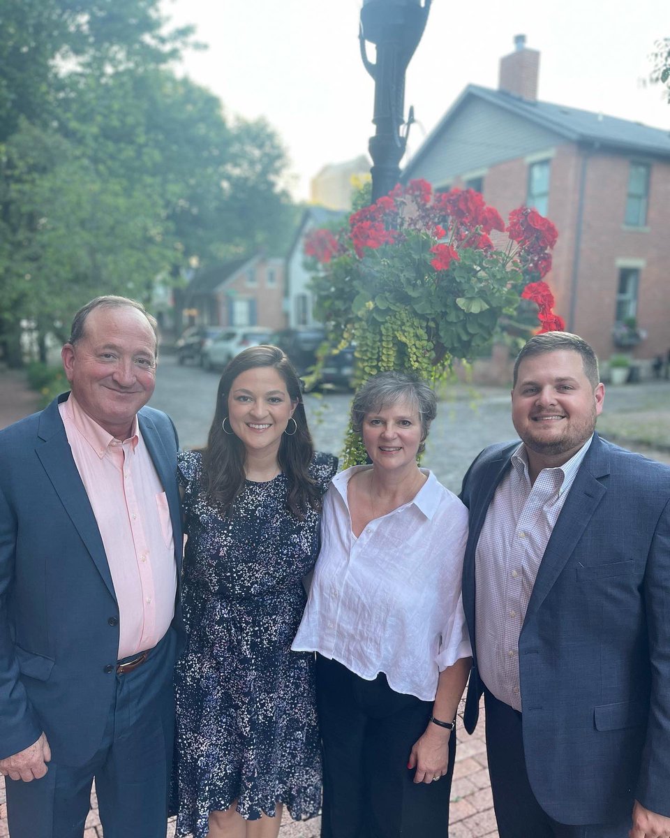 HannahTPharmD's tweet photo. pharmacy residency ☑️ couldn’t have done it without this crew + many others. so thankful for this experience at @nationwidekids and even happier that I will be staying on as an inpatient pharmacy operations manager! 🦋 now, time to RELAX. https://t.co/6NxFDA8IBT