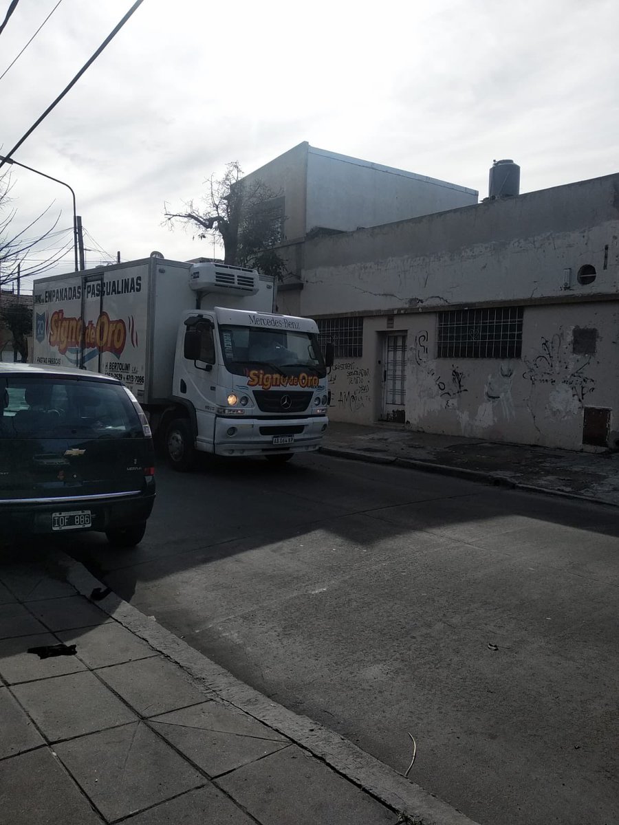Stephyyt's tweet photo. Esto pasa en Av Perin y calle Conde - Ciudadela Sur.  Hace semanas cortaron las calles y es UN CAOS. TODOS CONTRAMANO @dievalen @Municipalidad3F https://t.co/sH4rygRDeo