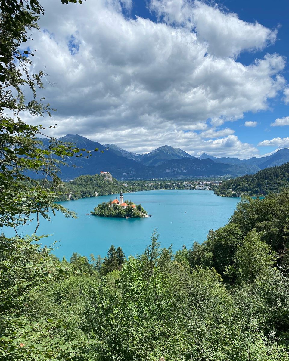 THumphris21's tweet photo. Slovenia Day 1 🇸🇮..what an amazing place to explore ☀️⛰

#lakebled #lakebohinj #savicawaterfall #slovenia #holiday #happy #exploring https://t.co/XCgkpS9ure