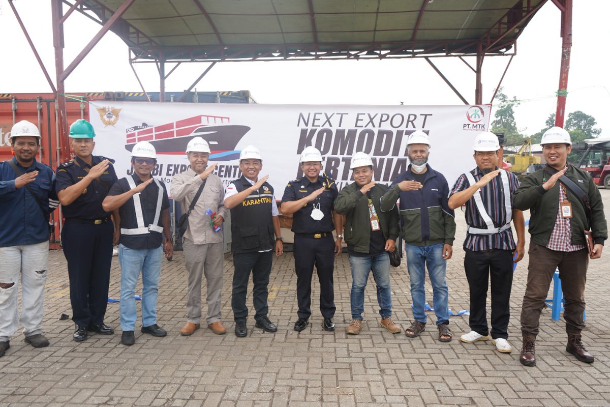 BarantinRI's tweet photo. Kepala @karantinajambi Prayatno Ginting menghadiri kegiatan pelepasan ekspor di Pelabuhan Sungai Talang Duku. Kegiatan ini diselenggarakan oleh PT. MTK untuk membuka ekspor perdana yang dilakukan oleh pengusaha lokal pinang biji. https://t.co/mULRMHewJU