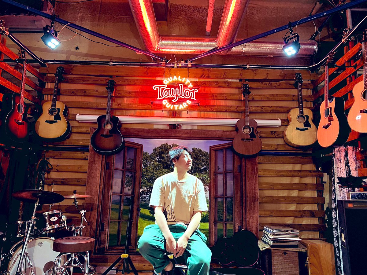 sswhikaru's tweet photo. 九州ツアーに向けて頑丈なギターケースを‼️
普段のツイキャスのお茶爆はこうして旅や活動に使わせていただいてます(^^)
本当にありがとうございます✨

#Taylor https://t.co/J3zr37zFye