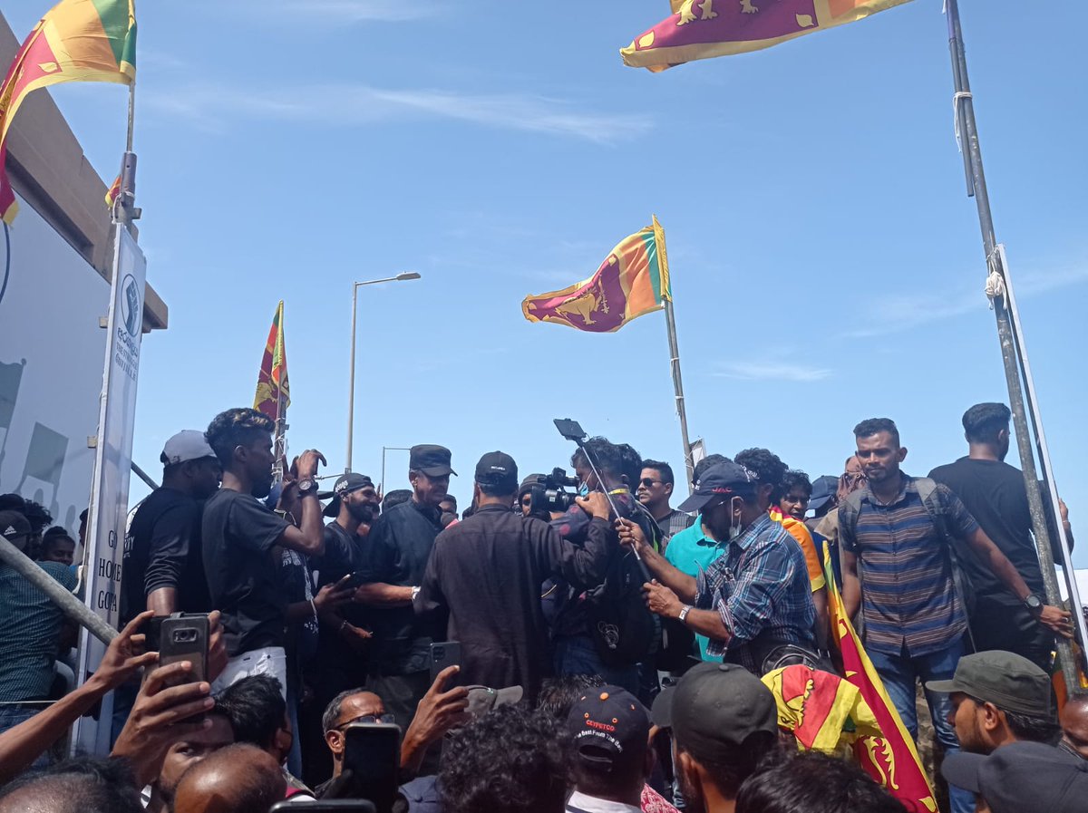 economynext's tweet photo. #SriLanka's #aragalaya protestors gathered around the #PresidentialSecretariat demanding for the 3 month that #President @GotabayaR leave office. #Gotabaya #EconomicCrisisLK #GoHomeGota #OccupyGalleFace #ColomboFort https://t.co/hvXd3IlJ4N
