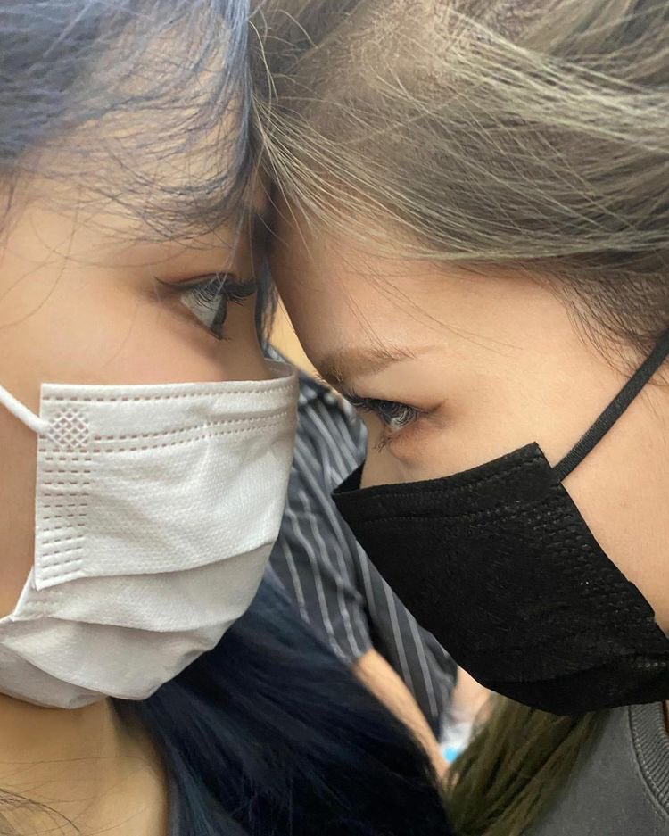 LUBEAOFFICIAL's tweet photo. [#SOLAR🌙] 
photo of me and lie NJ took ㅋㅋㅋ please welcome our new member warmly!!! https://t.co/sFMm8OD2zC