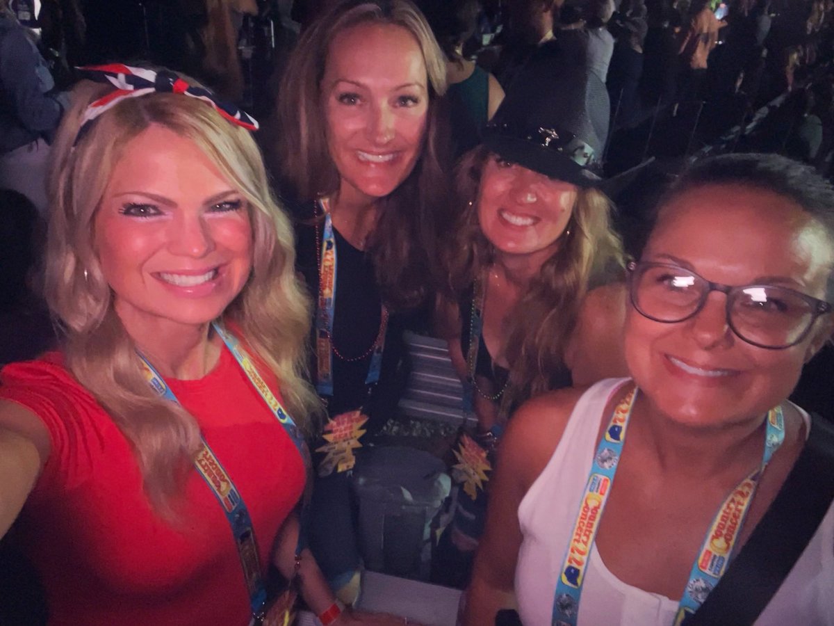erinm28's tweet photo. #countryconcert22 Day 2, best yet! @blancobrown https://t.co/balEdwp6Cj