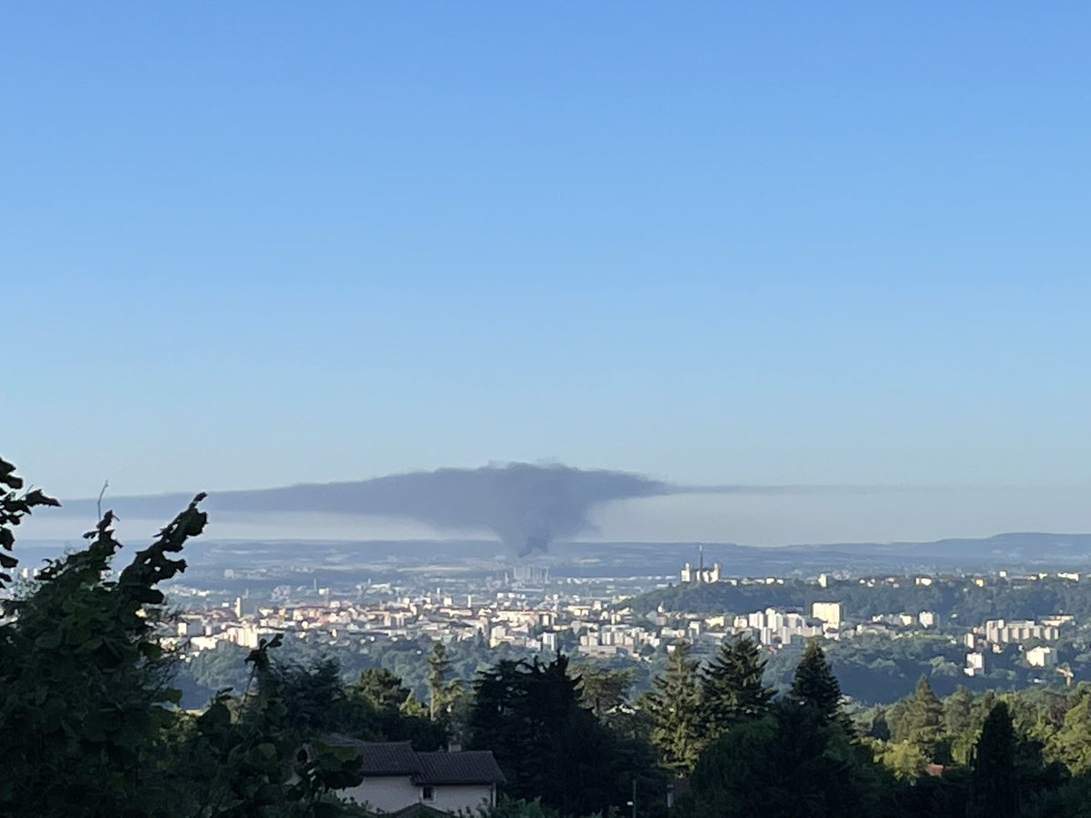 #feyzin   Encore un problème ce matin. Ça et les dizaines de milliers de voitures qui vont passer aujourd’hui à Lyon…. <a href="/TotalEnergies/">TotalEnergies</a> vous voulez bien nous expliquer le problème et nous répéter comment ça ne pollue pas ? #pollution