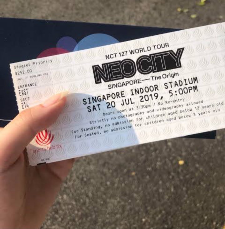 Do0_9621's tweet photo. Loh kak, tiket konser ilichil jg dari dulu hitam putih kok kak ? Paling ada warna cuma dikit doang (ini jg yg ngatur promotornya bukan SM). Klo mau model tiket yg scan bagus begitu... penontonnya harus dibatesin dulu kak.. Gk boleh teriak² sama kasus c word nya tinggi, kakak mau? https://t.co/kom6wynpyy