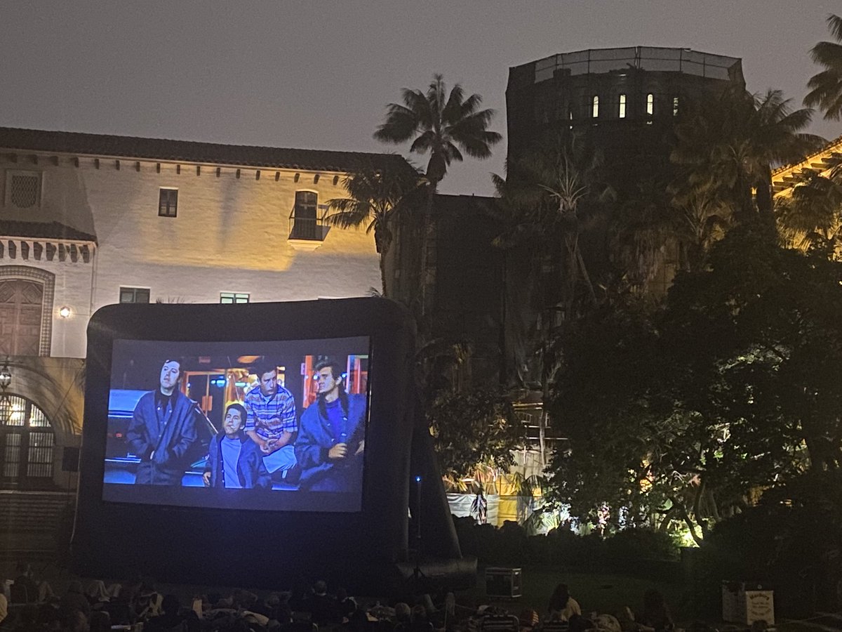 virtualsilver's tweet image. Summertime … California-style. A movie under the stars. A shared experience with friends and neighbors. “American Graffiti” on the courthouse lawn in Santa Barbara. “Kiss a duck, Marble head!”. @RealRonHoward @Cindy_Williams1 @RichardDreyfuss