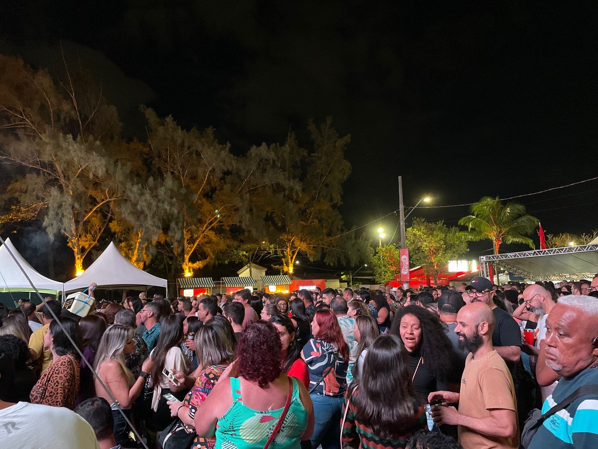 Lucy_Lordelo's tweet photo. Roda de Boteco de Vila Velha. #botecao Para animar show com Alexandre Pires. Nem gosto. 😁 (@ Parque da Prainha in Vila Velha, ES) https://t.co/wIkiPHoCUm https://t.co/tVokp5XDo9