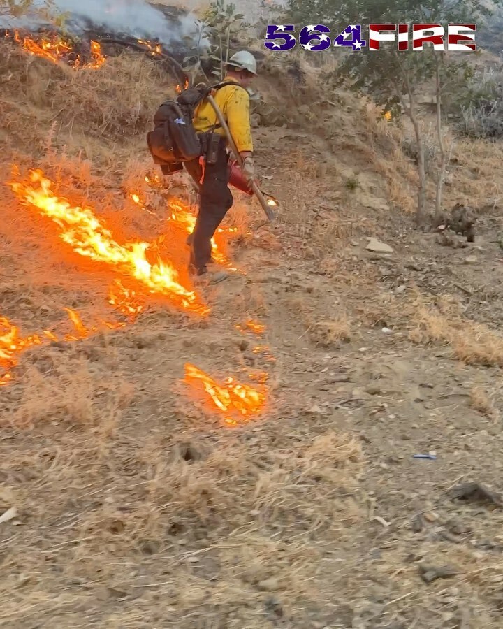 564FIREPhoto's tweet photo. @sanbernardinocountyfire @oldcajoncrew6 firing at the recent #PerrisFire #itallgoesdowninthedino https://t.co/AYQSZYajJt https://t.co/irLORpRX6D