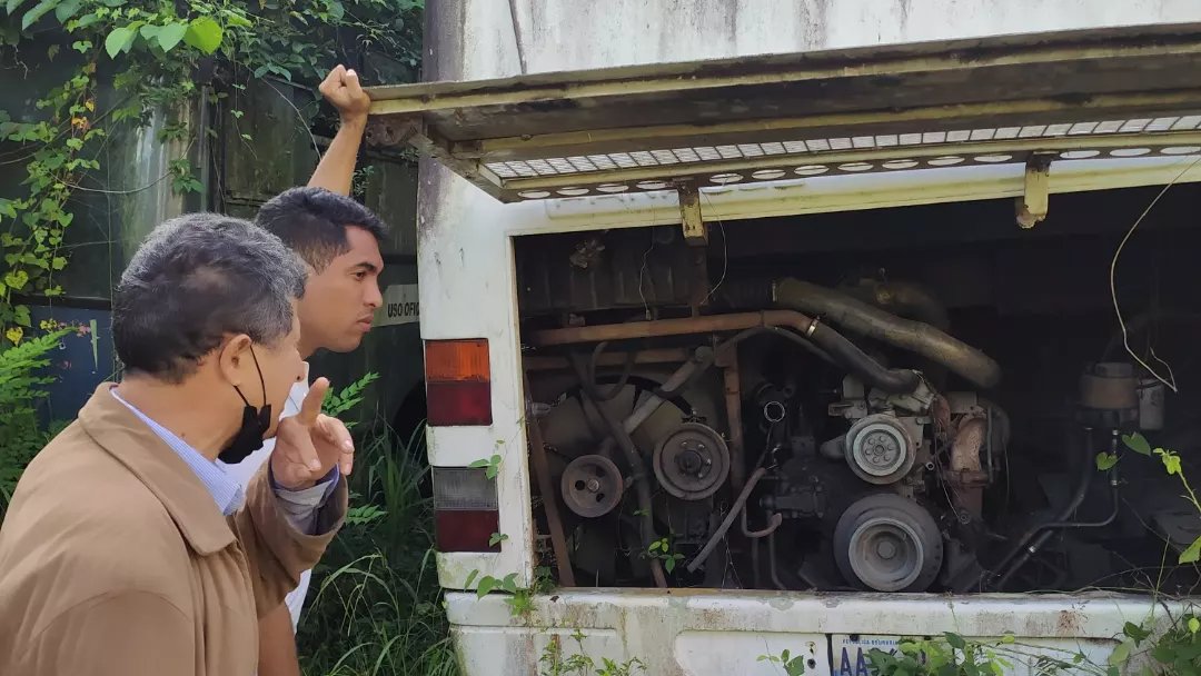 cenurrula's tweet photo. Desde el #CENURR estuvimos inspeccionado la situación de los buses del #NURR en compañía del Jefe de Mecánica, el Sr. Gerardo Aldana y el ciudadano Vicerrector Geovanny Castellanos.
De 15 unidades, solo podríamos recuperar a corto plazo 3 o 4 con cauchos, baterías, lubricantes. https://t.co/rB9epxXXtC