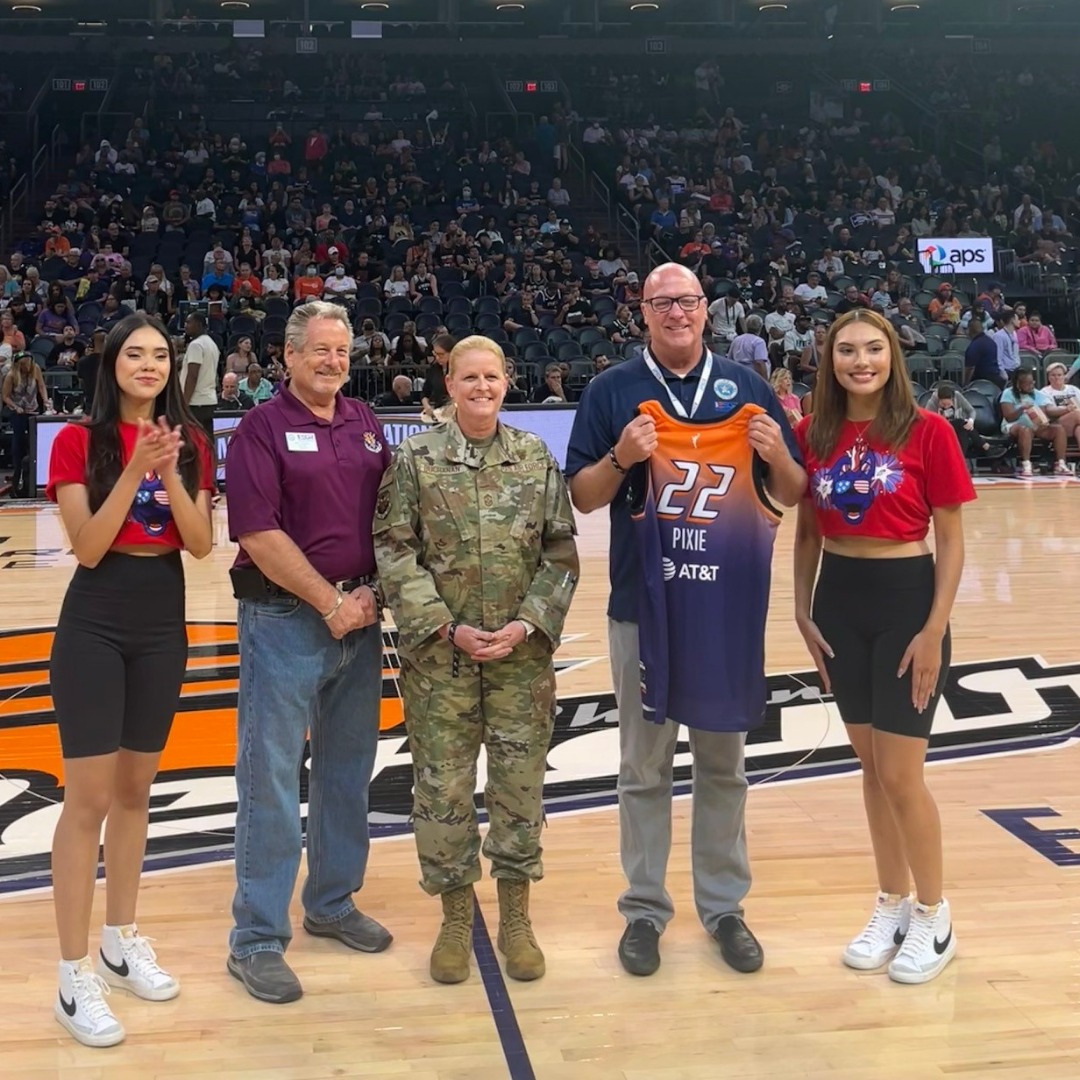 apsFYI's tweet photo. During last night’s @PhoenixMercury Military Appreciation night, Patrick McDermott with APS, &amp; Bill Adams, chairman of the central AZ @ESGR, honored USAF Chief Master Sergeant Catherine Erin Buchanan for her service. She is the Command Chief for the 944th Fighter Wing @LukeAFB. https://t.co/AfJX2WpjMv