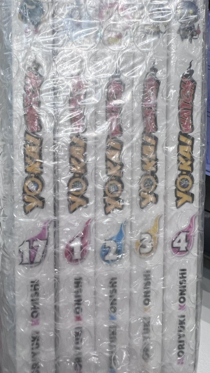 【ドイツ語版】
漫画「妖怪ウォッチ」
1ー4巻と17巻の組み合わせが謎だったけど、1〜4巻がBOXになってた!
『17巻』はシャドウサイドジバニャンとノーマルジバニャンが戦います。
オマケ4コマではバケーラとUSAピョンとトムニャンが出ます♪