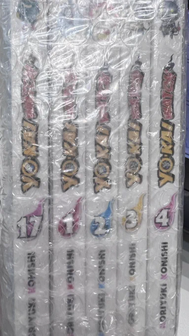 【ドイツ語版】
漫画「妖怪ウォッチ」
1ー4巻と17巻の組み合わせが謎だったけど、1〜4巻がBOXになってた!
『17巻』はシャドウサイドジバニャンとノーマルジバニャンが戦います。
オマケ4コマではバケーラとUSAピョンとトムニャンが出ます♪ 