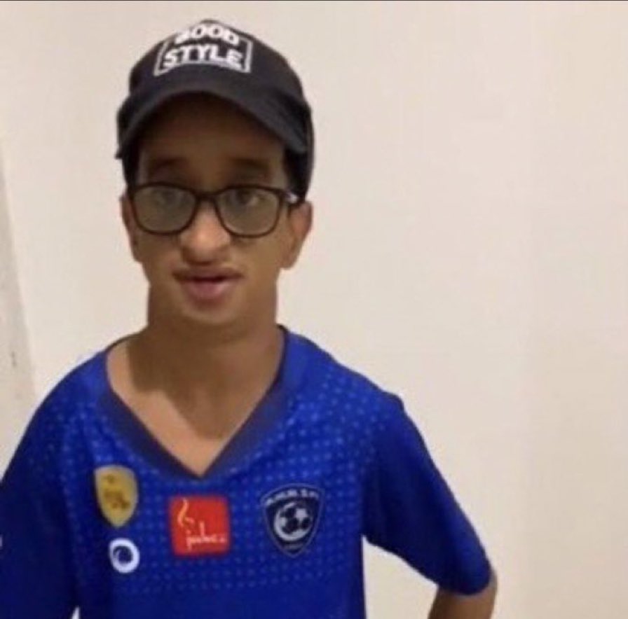 يمسك يد الذبيحة ويحركها يعني خلط ويضحك