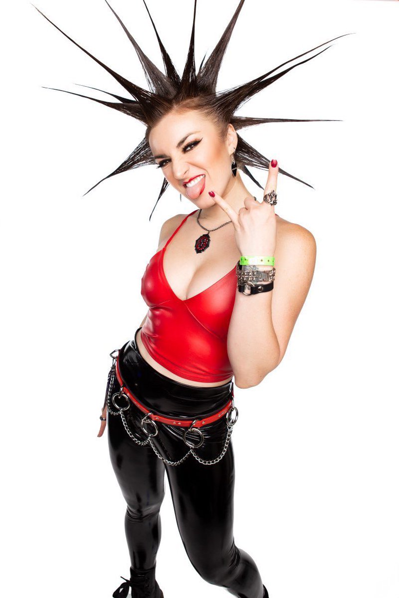 Erin_Micklow's tweet photo. Another new one snapped by https://t.co/2qPiijqpNI at the @Collab lounge at @VidCon! ๐โค๏ธ๐ค
#vidcon #vidcon2022 #collab #vidconus #punk #punkrock #punkgirl #punkrockgirl #punkhair #libertyspikes #bobturtonphotography https://t.co/QMReQhVTdQ