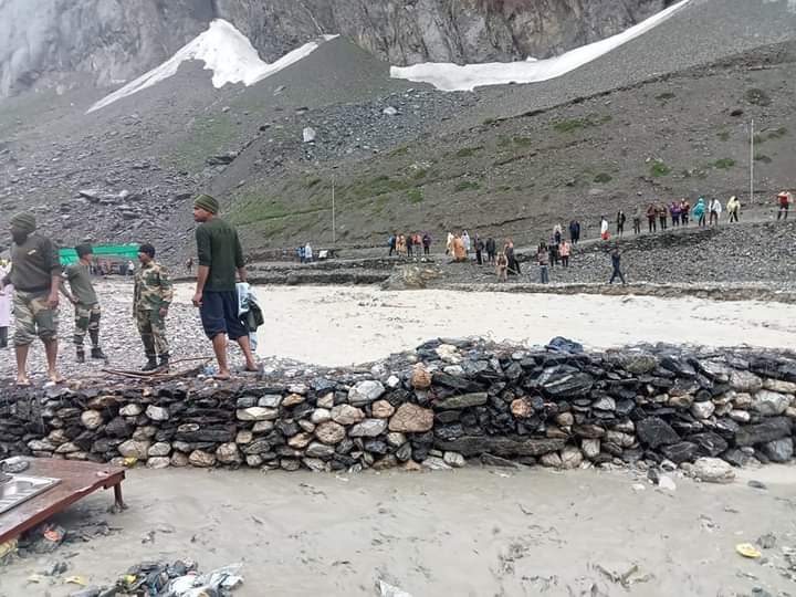 पवित्र अमरनाथ गुफा के समीप बादल फटने की घटना के कारण हुई कई श्रद्धालुओं की मृत्यु की खबर से मन अत्यंत दुखी है।
दिवंगत आत्माओं की शांति की कामना सहित महादेव से प्रार्थना है कि राहत एवं बचाव कार्य में लगे दलों को शीघ्र सफलता मिले और वहां फंसे सभी लोगों को सकुशल बचाया जा सके।