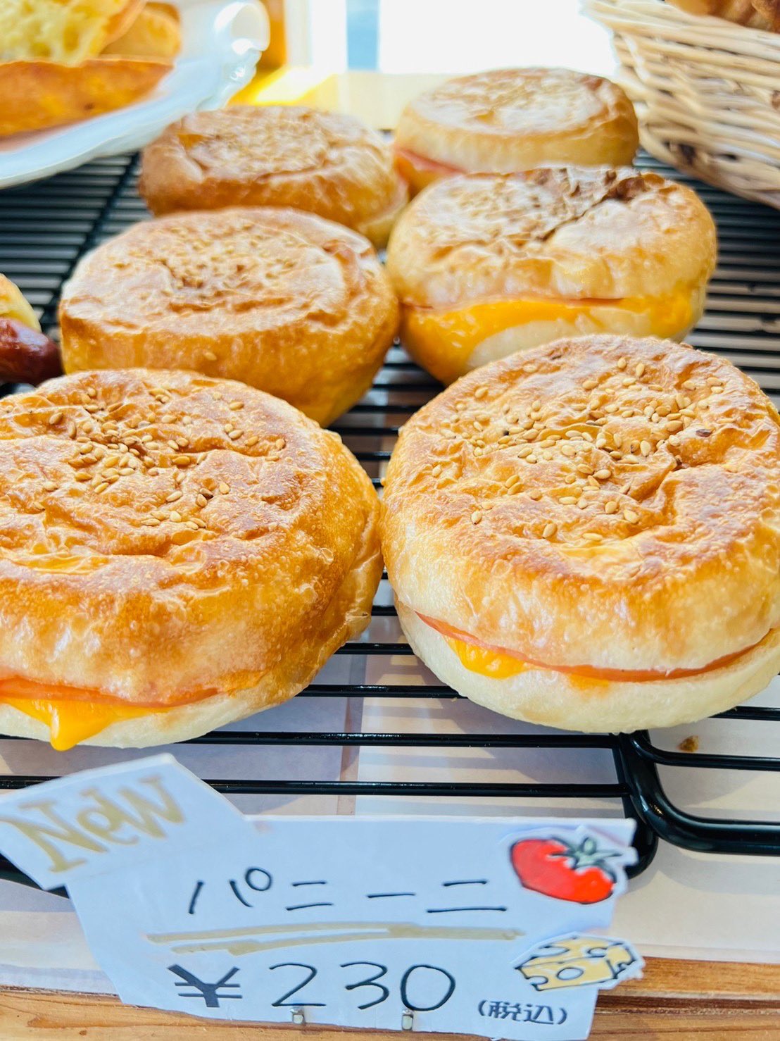 京都府城陽のパン屋 パン デ モモ パニーニ は パニーノ インボッティーノ の略称だそう パニーノは パン インボッティーノは 具を詰める バンズに具材を挟み込んでさらに表面を焼くスタイルが主流です ポモドーロ トマト とフォルマッジオ