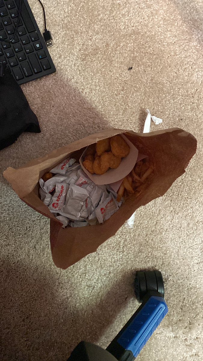MondoFN's tweet photo. Why did Wendy’s give me this much ketchup 💀 https://t.co/yUBjEzs6WT