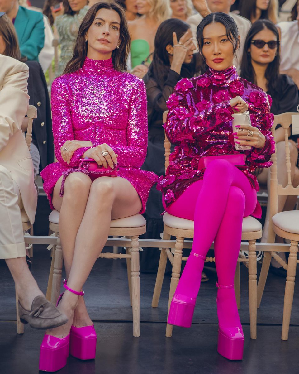 📸 Anne Hathaway w/ award-winning kpop artist Hwasa at the Valentino show.

#ValentinoTheBeginning