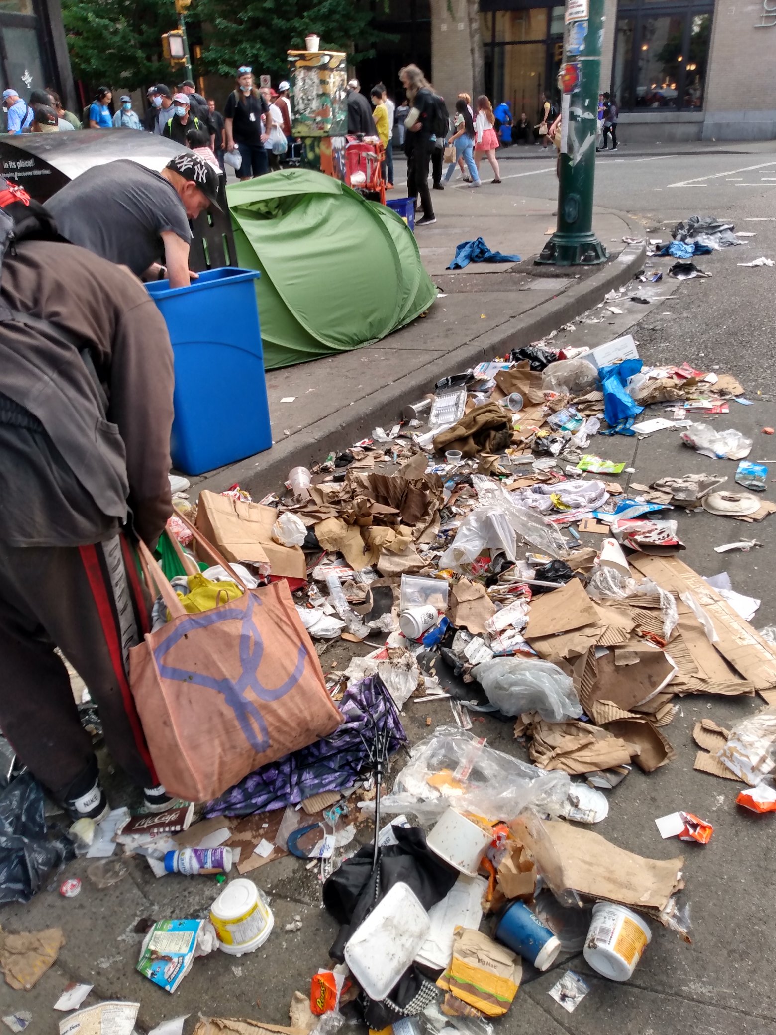 Wendy Stewart I Live At 40 East Hastings Today S Photo Of The Garbage Everyone In Our Building Has To Walk Past Hastings Tentcity Vancouverhastingstentcity T Co 6sgj6ryier Twitter