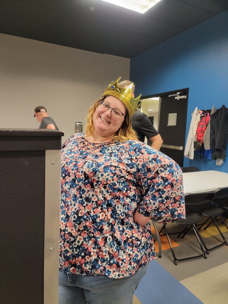 RiseStudentsWM's tweet photo. Getting ready for our Friday night prayer service, got our favorite Sponsor wearing her crown!! https://t.co/Odn3fW4JAG