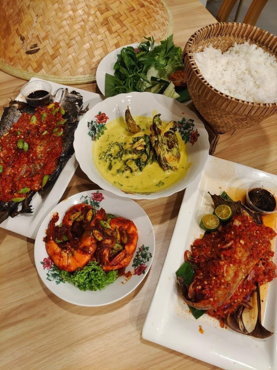 MalayFoodHunter's tweet photo. Restoran Suasana Mewah, Menu Klasik, Harga Rakyat ! 😍

Antara menu disini adalah Sambal Petai Udang Harimau, Daging Salai Masak Lemak Cili Api, Sambal Sotong kaw, Iklan Pari Bakar Sambal

📍Rumah Makan Perpateh, 1, Jalan Bandar Senawang 1, Pusat Bandar Senawang, Negeri Sembilan https://t.co/hJi0G7xofP