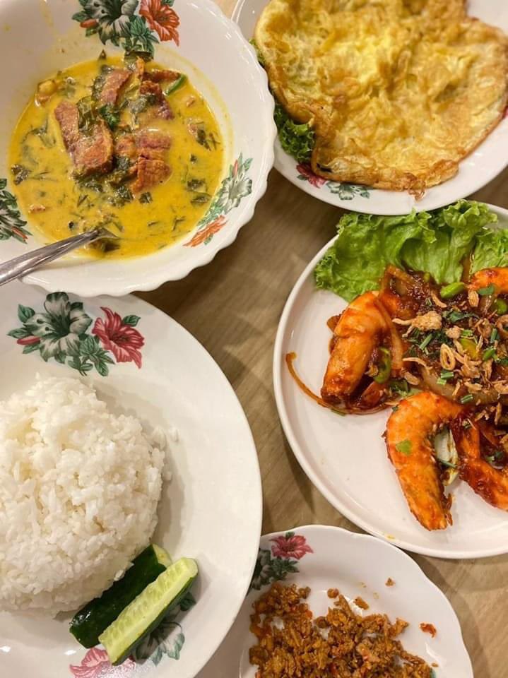 MalayFoodHunter's tweet photo. Restoran Suasana Mewah, Menu Klasik, Harga Rakyat ! 😍

Antara menu disini adalah Sambal Petai Udang Harimau, Daging Salai Masak Lemak Cili Api, Sambal Sotong kaw, Iklan Pari Bakar Sambal

📍Rumah Makan Perpateh, 1, Jalan Bandar Senawang 1, Pusat Bandar Senawang, Negeri Sembilan https://t.co/hJi0G7xofP