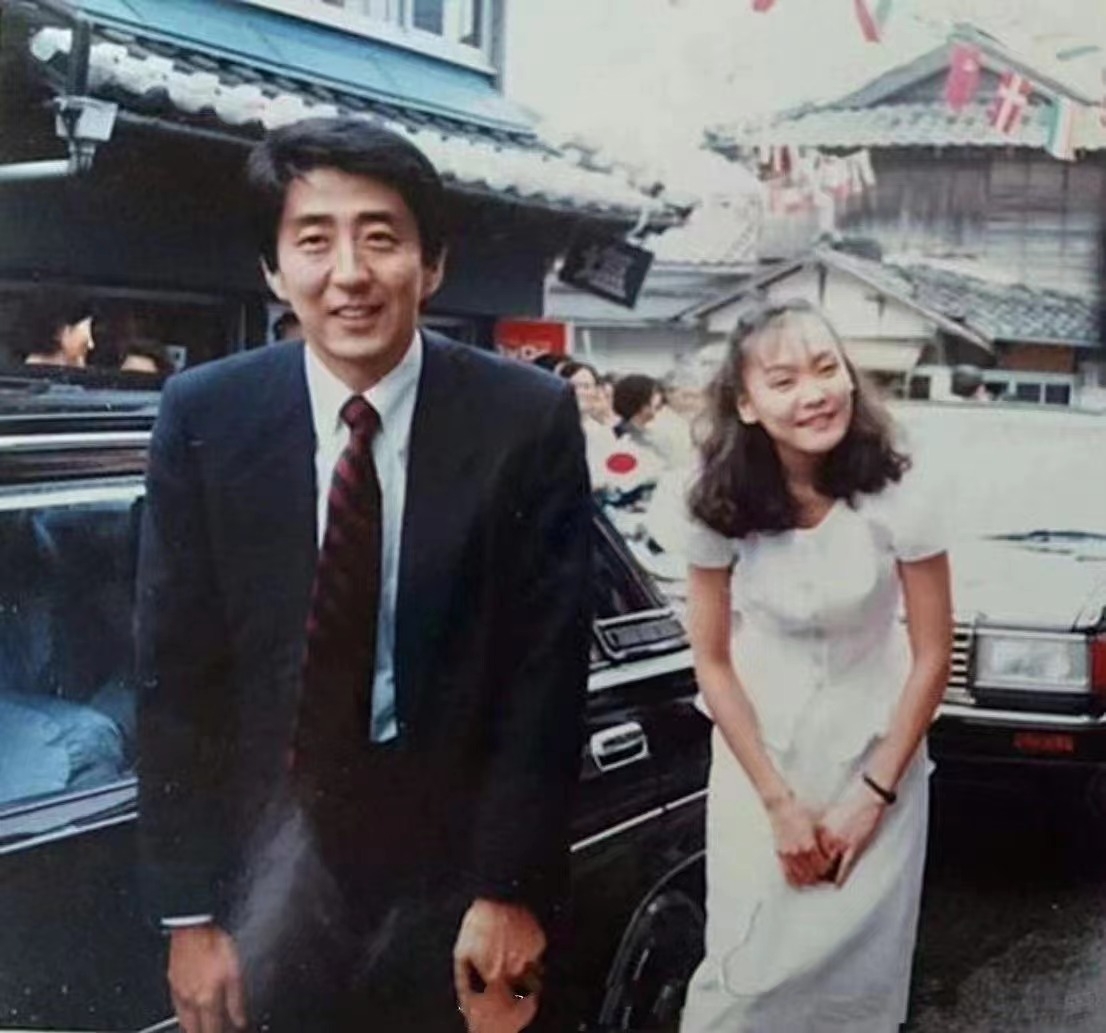 1991年，安倍正式踏入政坛，此时他37岁。照片是他和妻子上街“拜票”。参选选票是靠自己一张一张拉的，称为“拜票”。