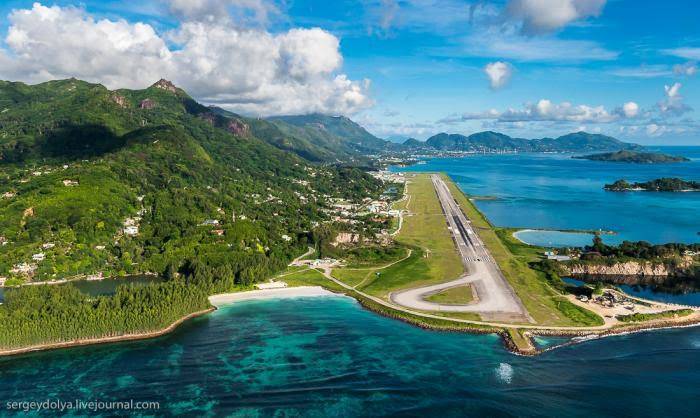 africanindex_'s tweet photo. The Seychelles

- Africa's smallest country

- Least east corrupt country

- 4% unemployment rate 

- Highest literacy rate of 95.9%

- Highest minimum wage of $426

- Highest GDP per capita

- 99% electricity access

- Most powerful passport https://t.co/B1gsJCevXP