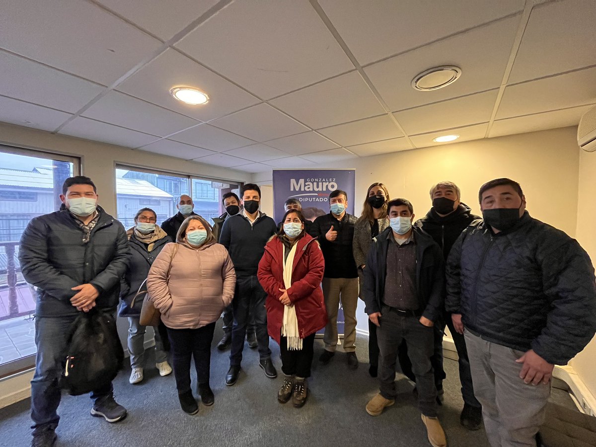 Hoy tuvimos una importante reunión en #Ancud, donde nos reunimos junto a representantes de  trabajadores/as y empleadores/as de la industria del salmón. Queremos avanzar, pasar de las teorías a las acciones. [Abro🧵]