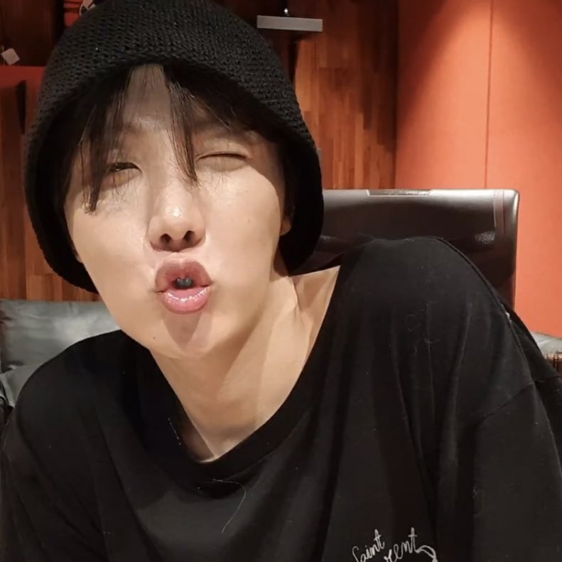 Ederlin0417's tweet photo. —📸 abro imágenes de #Jhope durante su live.

@BTS_twt https://t.co/ngxnr3Jcdv
