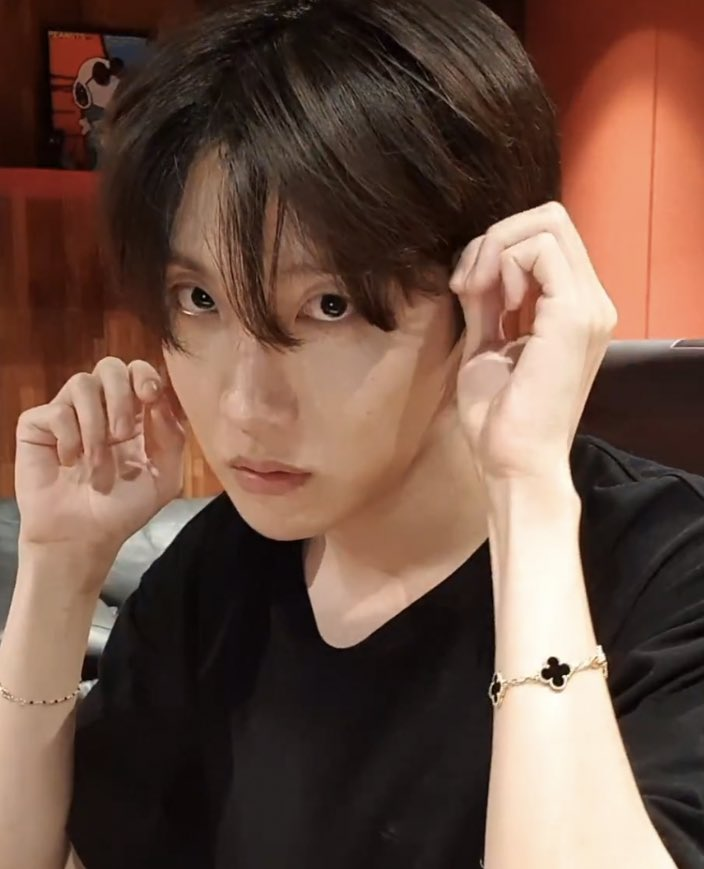 Ederlin0417's tweet photo. —📸 abro imágenes de #Jhope durante su live.

@BTS_twt https://t.co/ngxnr3Jcdv