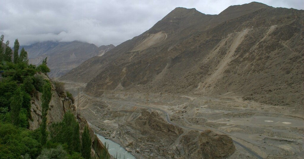 bushranaz's tweet photo. #HunzaRiver, view from #AltitFort built in the 16th century. The sacred rocks of Hunza are also visble from the spot.
#Hunza #pakistan #travel #beautiful #travelphotography #photography #photooftheday #travelblogger #travelgram #traveldiaries #travelphoto #traveling #travell… https://t.co/UcnXtEabGN