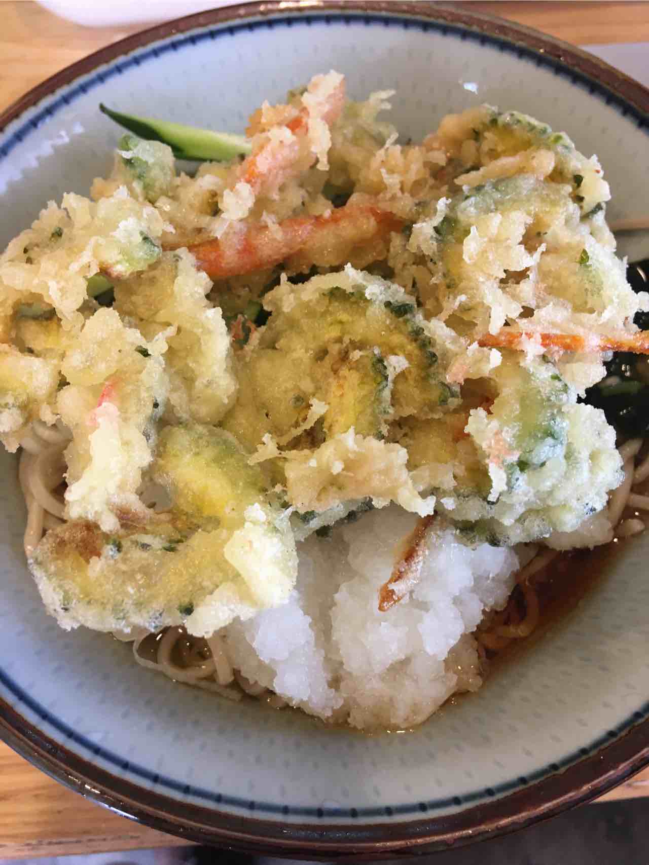 しまののおじさん 福そば 冷やしおろしそば ゴーヤ これデフォでわかめときゅうり入ってるのが好きです しかも今日 怪しげな 天ぷらがあるじゃないですか 揚げたてのゴーヤを頂きました いい大人の苦味があっておいしい 揚げ方も完璧ですね 今後は天ぷら