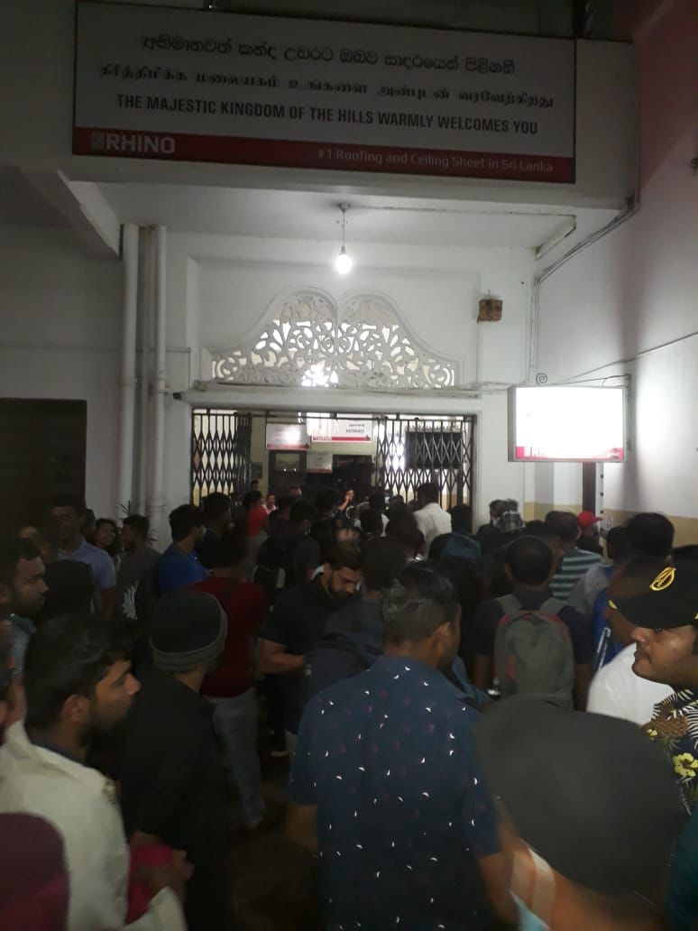 Vidiyallk's tweet photo. Protestors from Kandy gathered at Kandy Railway Station since 4.30am to come #Aragalaya in #GalleFace 

Photo credits - Sisira Chaminda Gamage and Sonic
#GotaGoGamaKandy #TraintoFort #9July2022 #GotaGoHome2022 https://t.co/9Cu2hHUbmu