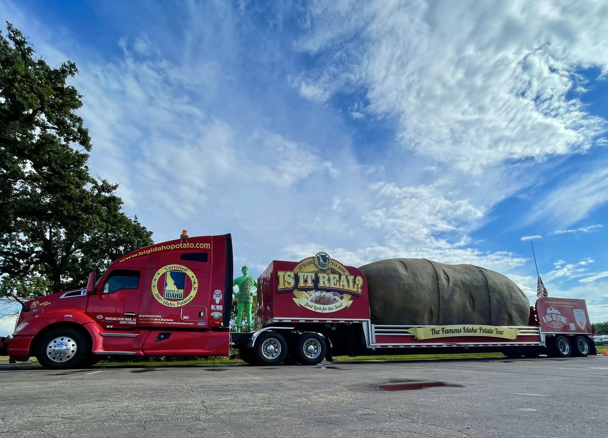 BigIdahoPotato's tweet photo. Celebrating day 1 of Giant Days was a blast! We can’t wait for tomorrow’s Parade! 🥔💚🥰

#bigidahopotato #idahopotato #imapotato #potato #blueearthmn #jollygreengiant #minnesota https://t.co/Au8eHUGSoy