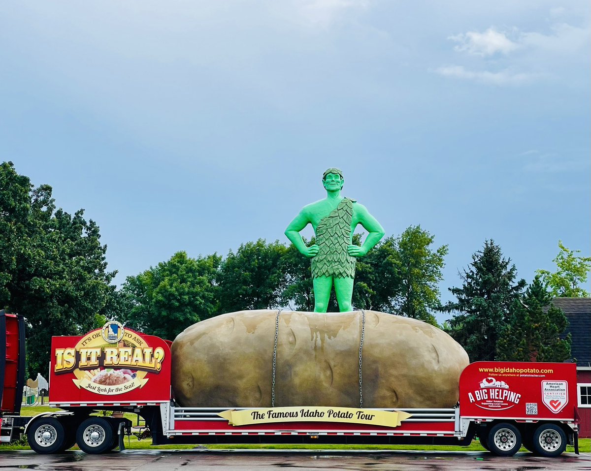 BigIdahoPotato's tweet photo. Celebrating day 1 of Giant Days was a blast! We can’t wait for tomorrow’s Parade! 🥔💚🥰

#bigidahopotato #idahopotato #imapotato #potato #blueearthmn #jollygreengiant #minnesota https://t.co/Au8eHUGSoy