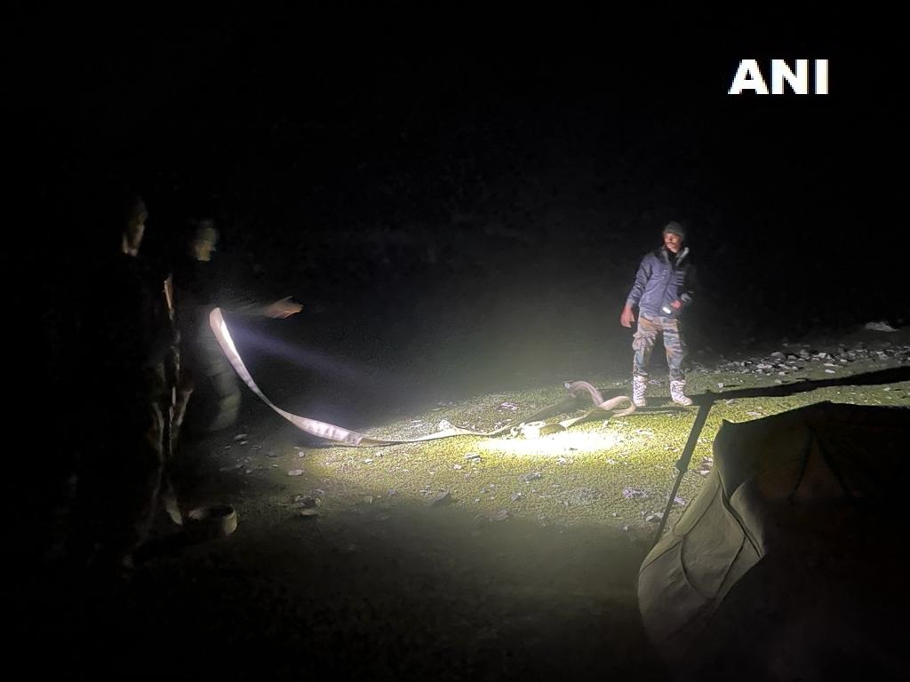ANI's tweet photo. J&amp;K | Indian Army troops have created drinking water facilities for the pilgrims present in the cloud burst affected areas near the Amarnath holy cave site. 

Visuals from last night. https://t.co/3q4waMXZGh