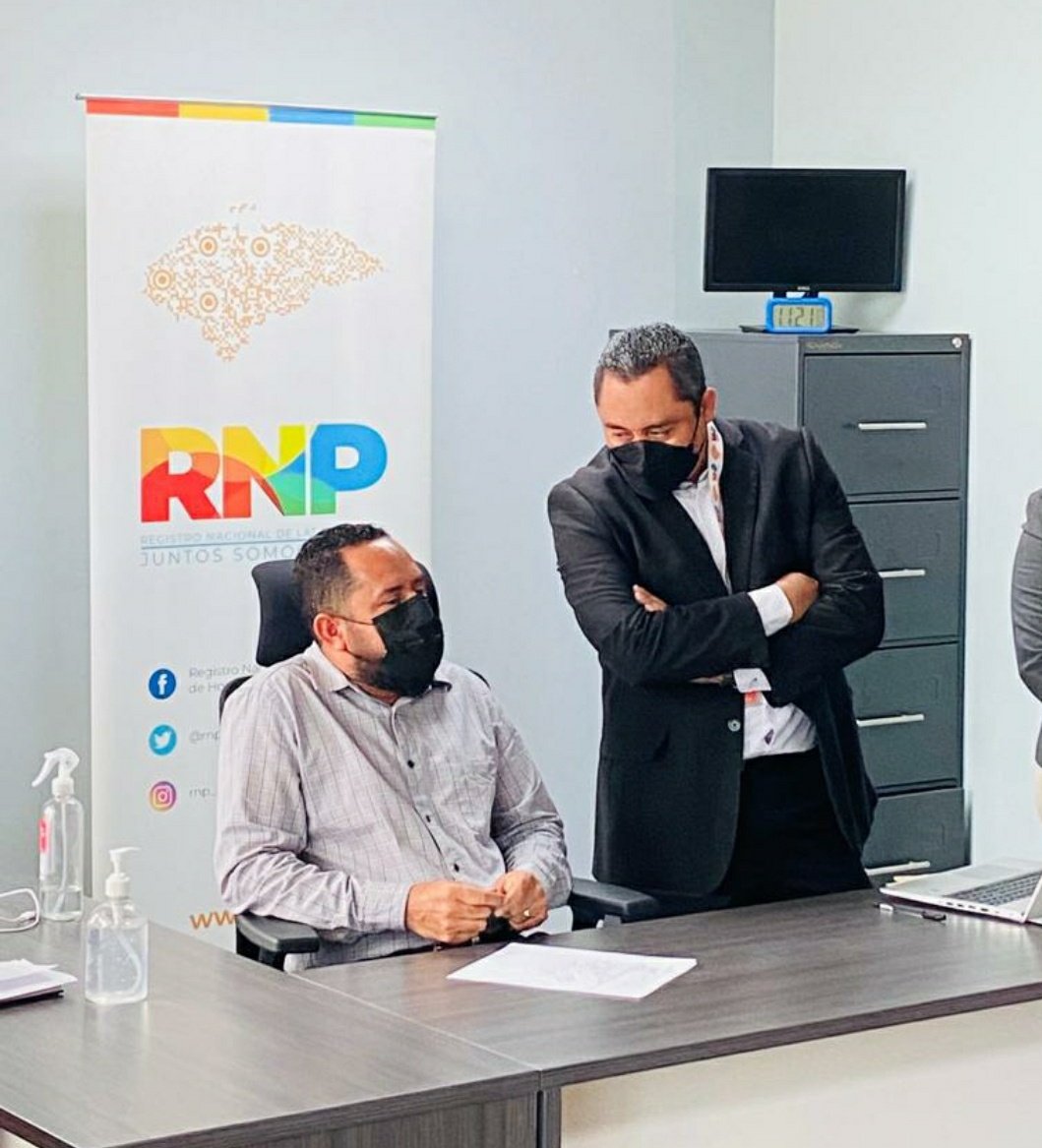 DcHonduras's tweet photo. Diputado Lic. Carlos Raudales, interesado en conocer el RNP y sus servicios al publico, pide que sean optimos y diligentes, con buen servicio al ciudadano, sin discriminaciones, abierto al pueblo, competente y eficiente, su apoyo al Comisionado Suplente Abog. Gonzalo Fuentes https://t.co/khwP3Y3efo