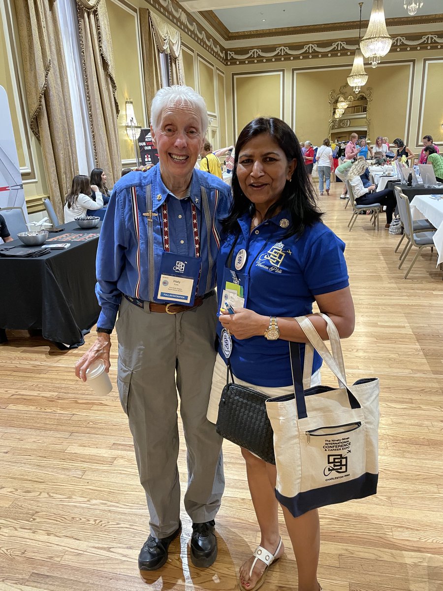 nivedita_bhasin's tweet photo. Thrilled to bits on meeting my dear friend/Instructor Pilot/#NTSBSafetyInvestigator #Legend and #BlueOrigin #Astronaut the one and only #WallyFunk 💓❣️❤️🇺🇸🤩 at the #FlyMarket of the International conference of @TheNinetyNines at #Charleston https://t.co/WuDBJAoB9c