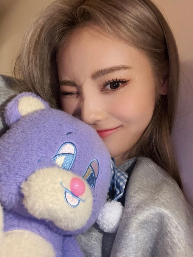 LUBEAOFFICIAL's tweet photo. [#LIE 🦈] thank you for your support 💖. sleep well vulvas! https://t.co/k3seCvDDQK