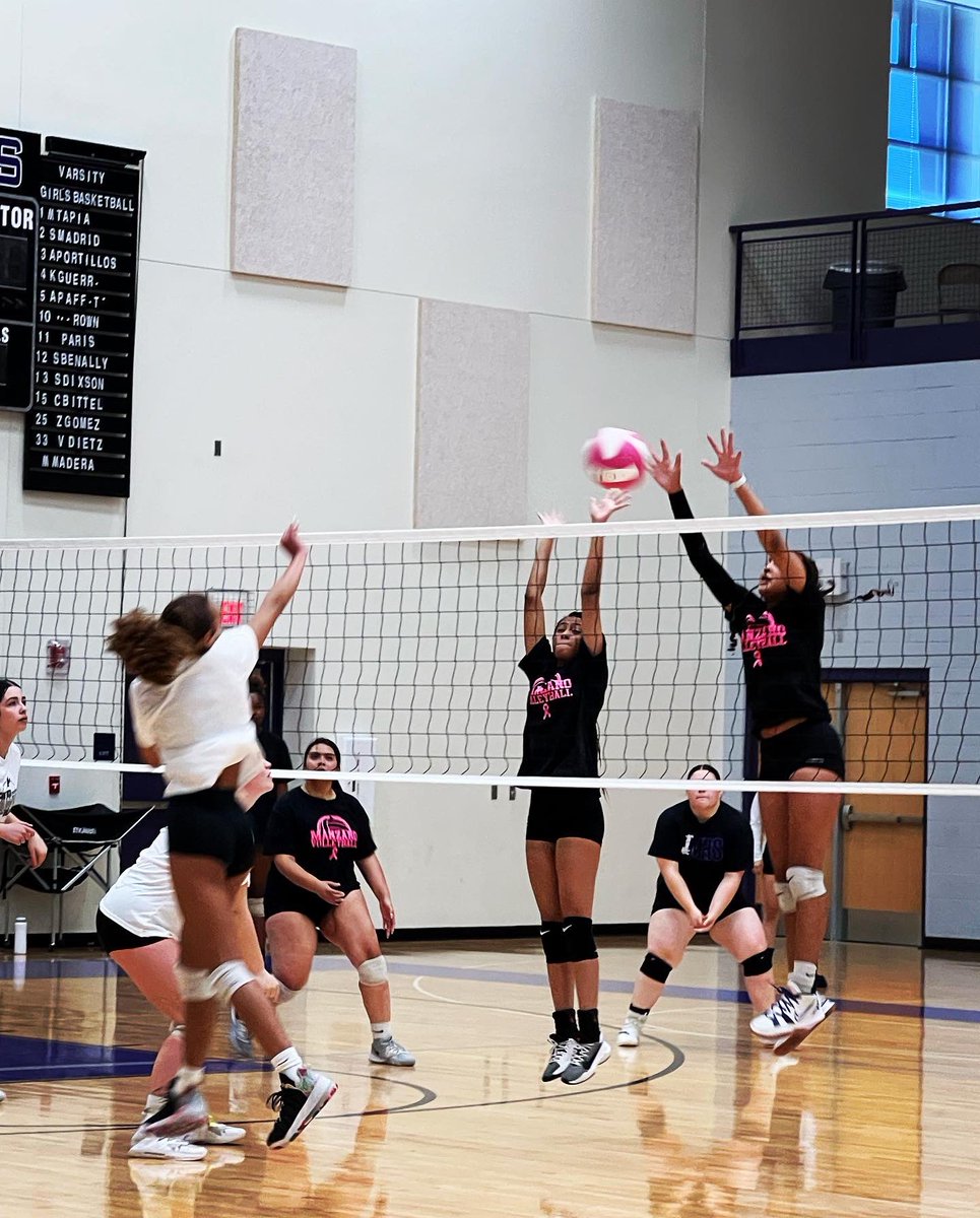 NewMexicoGames1's tweet photo. Day 1 of our #HighSchool #Volleyball Tournament was 🔥🔥🔥! Here are snapshots from today. Teams competing this weekend include Volcano Vista, Valley, Santa Fe, Del Norte, Manzano, DCU, &amp; AHSA Angels. See you on Saturday for bracket play! 🏐

#nmgames #go4gold #abq #newmexico https://t.co/PJJ6DX89vi