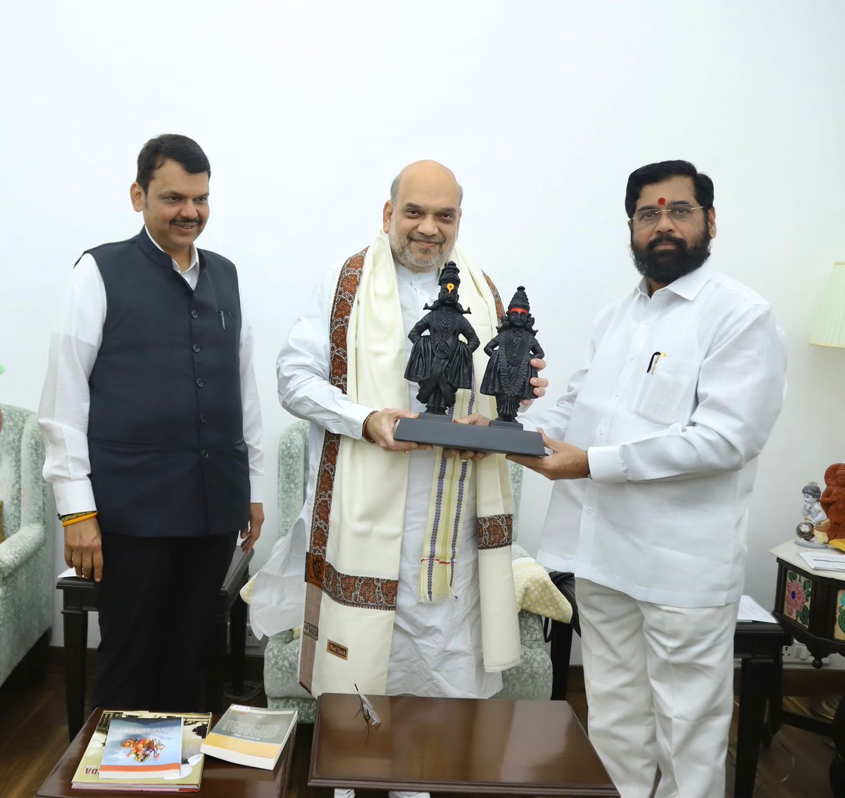 MahaDGIPR's tweet photo. मुख्यमंत्री पदाचा पदभार स्विकारल्यानंतर श्री @mieknathshinde आणि उपमुख्यमंत्री श्री @Dev_Fadnavis यांनी नवी दिल्ली येथे केंद्रीय गृहमंत्री श्री @AmitShah यांची भेट घेतली. राज्याच्या सर्वांगीण विकासासाठी आवश्यक ती सर्व मदत केंद्र स��कार करेल अशी ग्वाही अमित शहा यांनी यावेळी दिली. https://t.co/yjDrl3HLkl