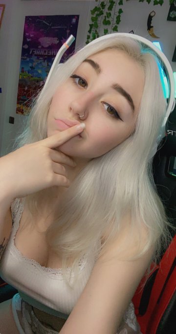ATTENTION: looking for hot gamer bf, fee $5 (serious inquires only)😩😩😩 https://t.co/ZYHAW0Fobl