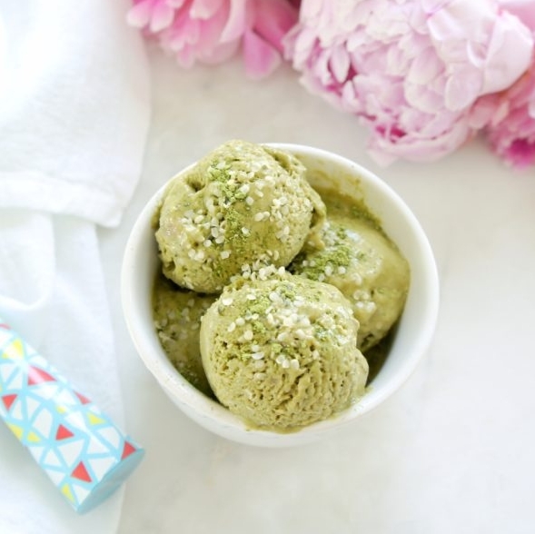 Matcha Banana Hemp Vegan “Ice Cream” Recipe from 
#lindsayplesk 😍

Super creamy &amp; perfectly sweet, this #veganicecream has the added bonus of protein from #hemphearts &amp; antioxidant-rich matcha tea powder.  👉️ bit.ly/3hA7MhJ

#livehealthylivenatural #alligga #hempcorz