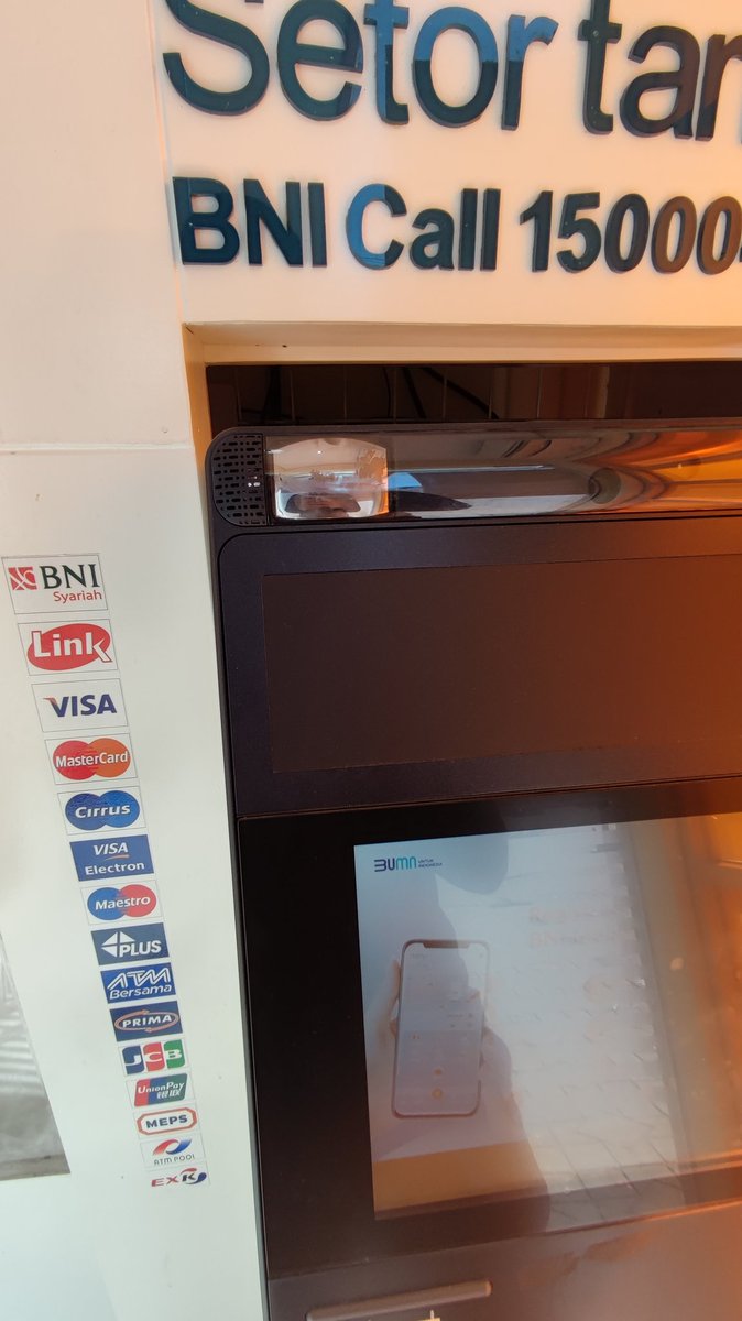 DeniPramulia's tweet photo. @bankmandiri Tarik tunai Bank Mandiri di ATM BNI dengan logo LINK Merah Putih (ada di gambar) kena charge 7500/trx padahal di website Bank Mandiri tertulis gratis. Gasalah nih? Udah 4x lho https://t.co/azCKHtyC9v